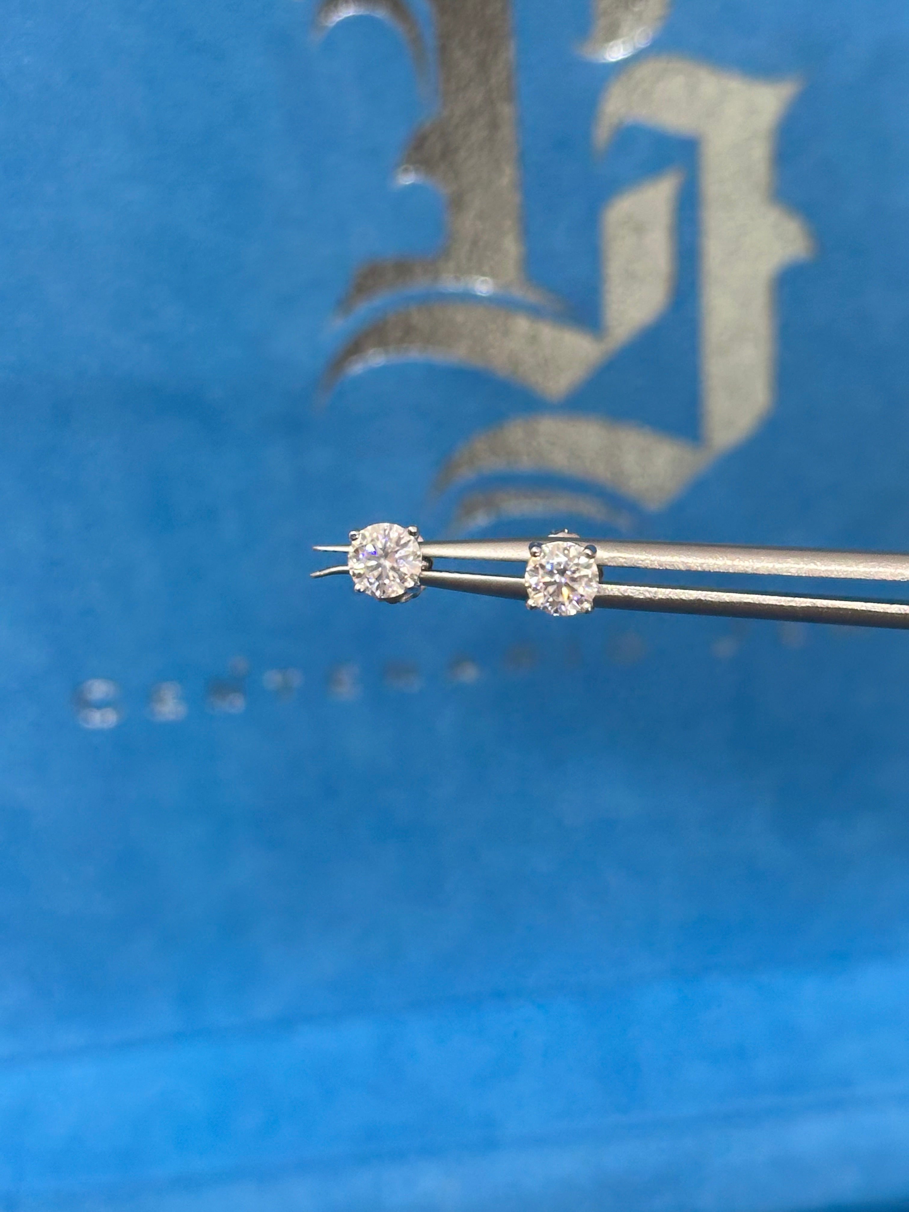 Stud Earrings de Moissanita