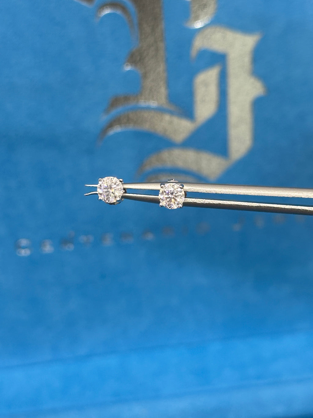 Stud Earrings de Moissanita