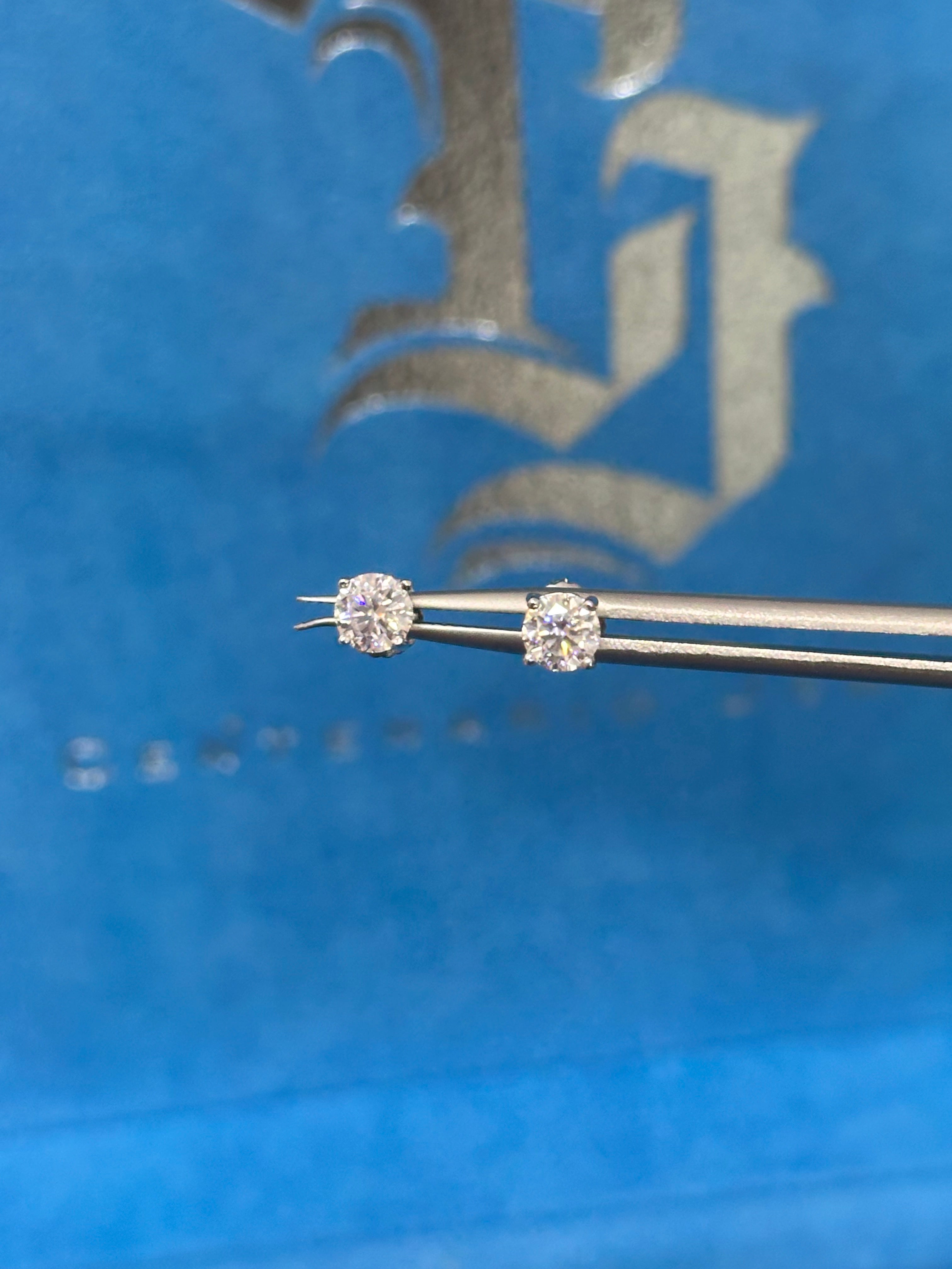 Stud Earrings de Moissanita