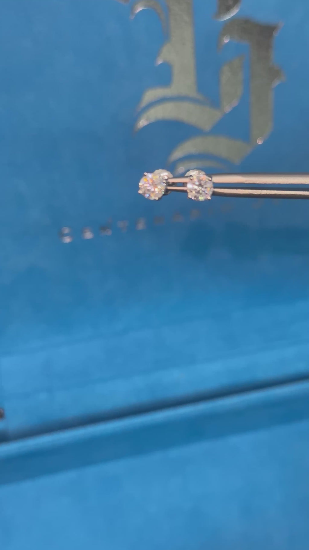 Stud Earrings de Moissanita